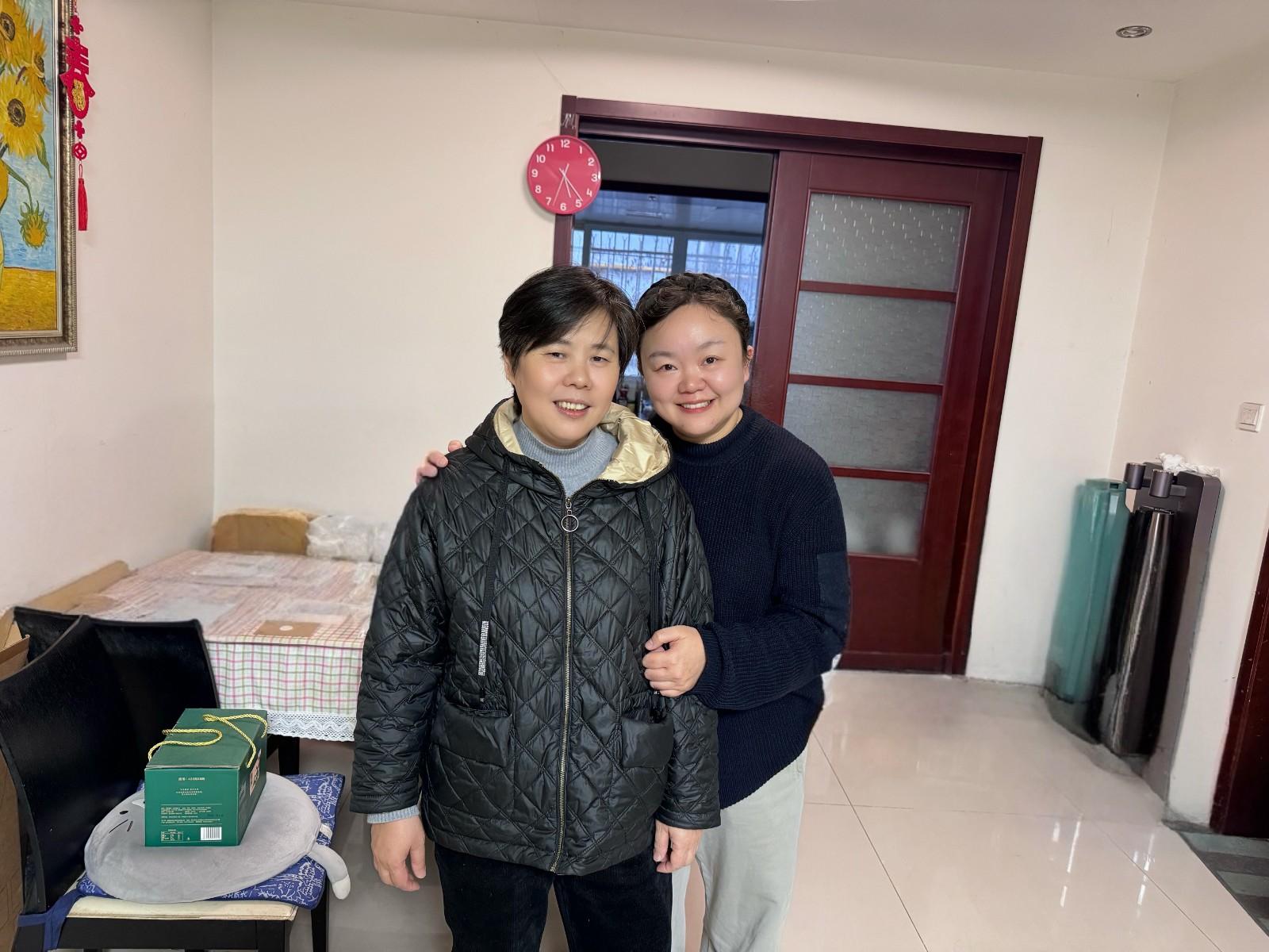 谢利老师慰问退休老师照片2