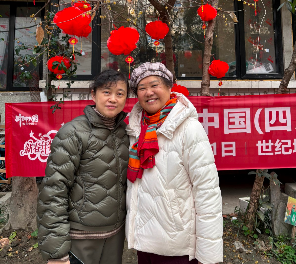 周俊英老师慰问退休老师照片